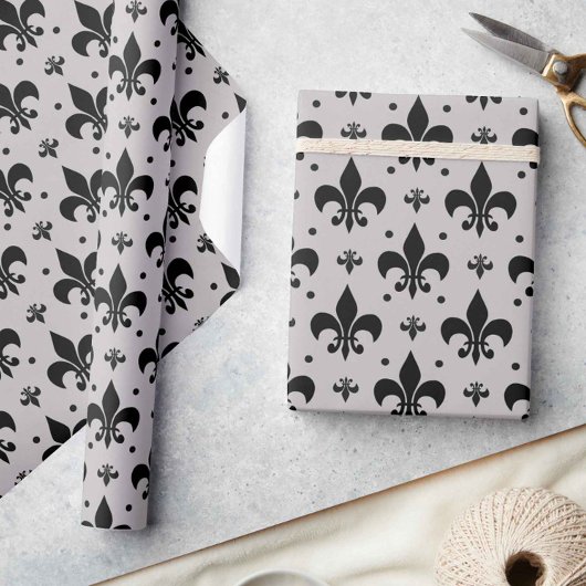 Grauer Hintergrund Fleur-de-lis-Muster Geschenkpapier