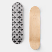 Grauer Hintergrund Fleur-de-lis-Muster Skateboard (Vorderseite)