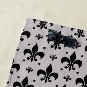 Grauer Hintergrund Fleur-de-lis-Muster Strandtuch (Beispiel)