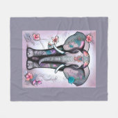 Grauer indischer Elefant mit Blume verziert Fleecedecke (Vorderseite (Horizontal))