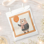 Grauer Karierter Pullover mit orangefarbenem Karie Geschenktütchen (Ausgeschnitten)