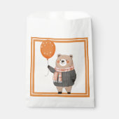 Grauer Karierter Pullover mit orangefarbenem Karie Geschenktütchen (Vorderseite)