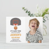 Grauer Korbball Einladungen mit Foto (Stehend Vorderseite)