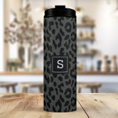 Grauer Leopard-Tierdruck-Monogramm-Muster Thermosbecher