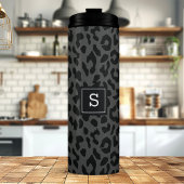 Grauer Leopard-Tierdruck-Monogramm-Muster Thermosbecher