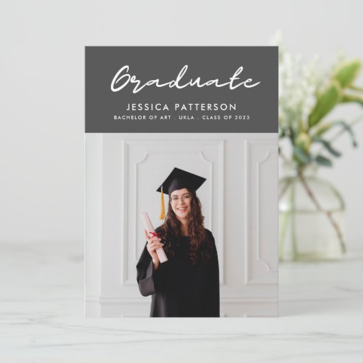 Grauer moderner Graduate bearbeitbarer Abschluss Ankündigung (Stehend Vorderseite)