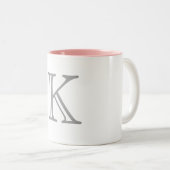 Grauer Monogramm-Buchstabe Zweifarbige Tasse (VorderseiteRechts)