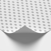 Grauer Polka-Dot auf weißem Medium Space Geschenkpapier (Ecke)