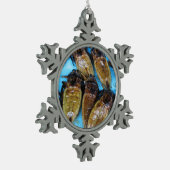 Grauer Riesenwasserbug (Maeng Daa) ... asiatisches Schneeflocken Zinn-Ornament (Links)