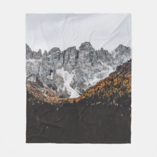 GRAUER ROCKY BERG MIT BÄUMEN UNTER DEM TAG FLEECEDECKE