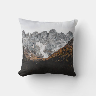 GRAUER ROCKY BERG MIT BÄUMEN UNTER DEM TAG KISSEN