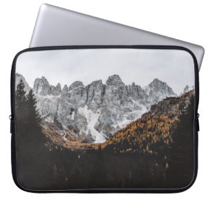 GRAUER ROCKY BERG MIT BÄUMEN UNTER DEM TAG LAPTOPSCHUTZHÜLLE
