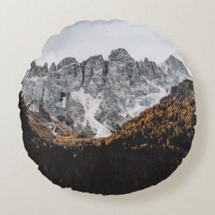 GRAUER ROCKY BERG MIT BÄUMEN UNTER DEM TAG RUNDES KISSEN