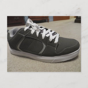 Grauer Skateboard-Schuh Postkarte
