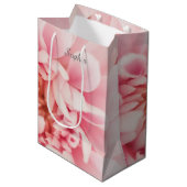 Grauer Skriptname, große rosa Blume Mittlere Geschenktüte (Vorderseite Schrägansicht)