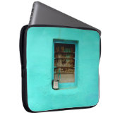 GRAUER STAHL-CONTAINER AUF FENSTER MIT AQUAMARINEM LAPTOPSCHUTZHÜLLE (Vorne Rechts)