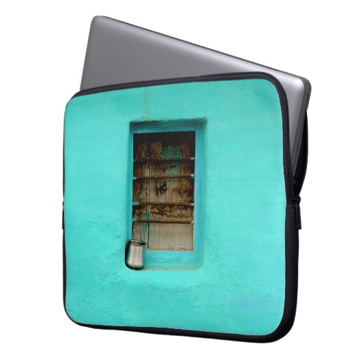 GRAUER STAHL-CONTAINER AUF FENSTER MIT AQUAMARINEM LAPTOPSCHUTZHÜLLE (Vorderseite Links)