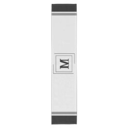 Grauer Tischläufer mit Nachname Letter 14 x 72"