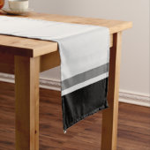 Grauer Tischläufer mit Nachname Letter 14 x 72" (Beispiel)