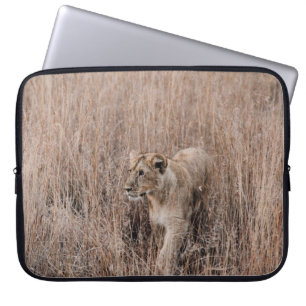 GRAUER UND BROWER LION UMGEBEN VON BROWN GRASS LAPTOPSCHUTZHÜLLE