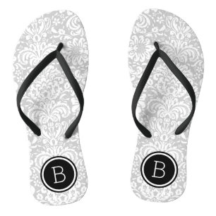 Grauer und schwarzer floraler Damast mit Monogramm Badesandalen