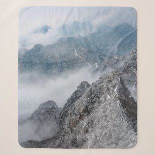 GRAUER UND WEISSER BERG UNTER WEISSEN WOLKEN WÄHRE SHERPADECKE