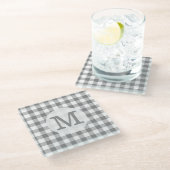 Grauer und weißer Gingham-Karo Mit Monogramm Glasuntersetzer (Schrägansicht)