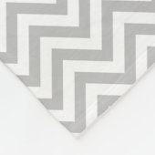 Grauer und weißer Zickzack Stripes Zickzack Muster Fleecedecke (Ecke)