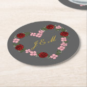 Grauer Untersetzer mit rosa und rotem Herzen (Angewinkelt)