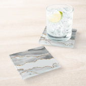 Grauer weißer Marmor Agate Raffinierter Goldener G Glasuntersetzer (Schrägansicht)