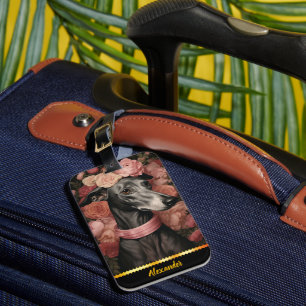 Grauer Windhund umgeben von blühenden Rose Gepäckanhänger