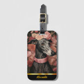 Grauer Windhund umgeben von blühenden Rose Gepäckanhänger (Vorderseite Vertikal)