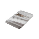 Grauer Wolf (Canis Lupus) hinter Baum Badematte (Schrägansicht)