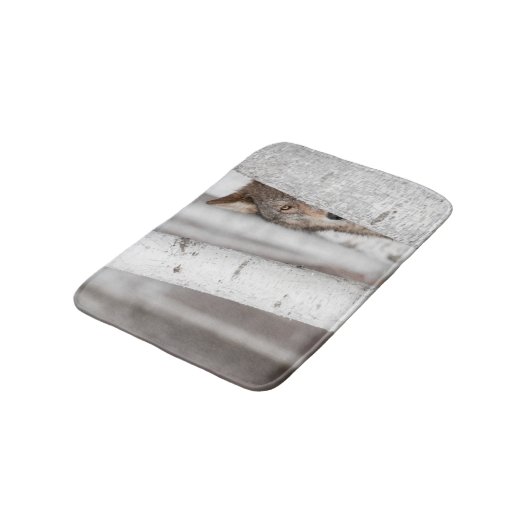 Grauer Wolf (Canis Lupus) hinter Baum Badematte (Schrägansicht)