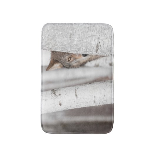 Grauer Wolf (Canis Lupus) hinter Baum Badematte (Vorderseite Vertikal)