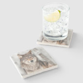 Grauer Wolf (Canis Lupus) mit einer Ohr-Rückseite Steinuntersetzer (Seitenansicht)