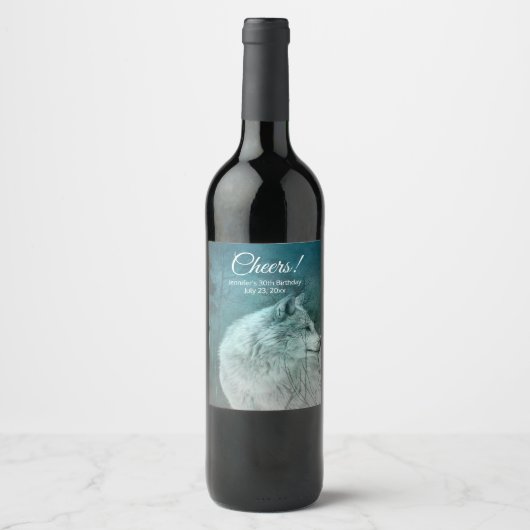 Grauer Wolf in einem dunklen Wald heitert Geburtst Weinetikett (Vorderseite)