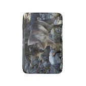 Grauer Wolf Jagen in einem Dry River Bed Badematte (Vorderseite Vertikal)