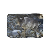 Grauer Wolf Jagen in einem Dry River Bed Badematte (Vorderseite)