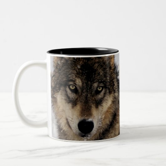 Grauer Wolf oder Timberwolf, die in den Schnee Zweifarbige Tasse (Links)