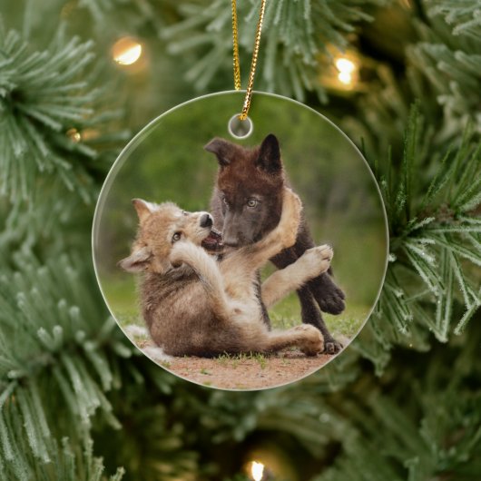 Grauer Wolf Pups Wrestling Keramik Ornament (Baum)
