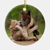 Grauer Wolf Pups Wrestling Keramik Ornament (Vorne)