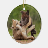 Grauer Wolf Pups Wrestling Keramik Ornament (Links)