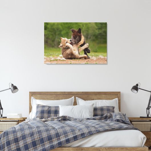 Grauer Wolf Pups Wrestling Leinwanddruck (Insitu (Schlafzimmer))