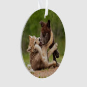 Grauer Wolf Pups Wrestling Ornament (Vorderseite)