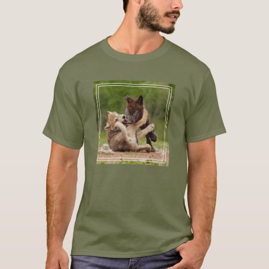 Grauer Wolf Pups Wrestling T-Shirt (Vorderseite)