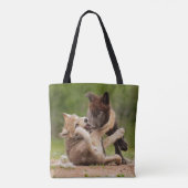 Grauer Wolf Pups Wrestling Tasche (Rückseite)