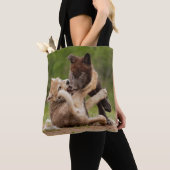 Grauer Wolf Pups Wrestling Tasche (Von Nahem)