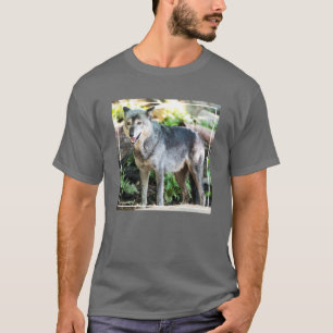 Grauer Wolf-stehendes allein T-Shirt