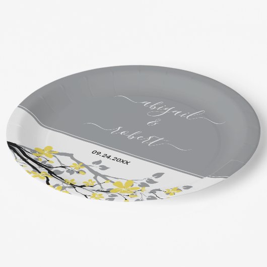 Grauer Zweig mit gelben Blumen, Initialen Hochzeit Pappteller (Schrägansicht)